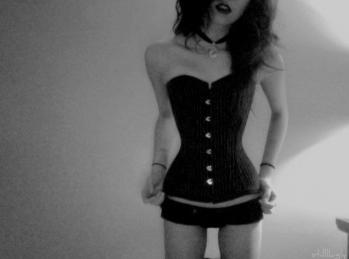 Твой внутренний мир. Black-and-white-corset-goth-gothic-little-black-dress-Favim.com-430239