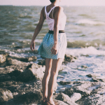 330169_leto_more_volny_gorizont_nebo_kamni_devushka_nastr_2583x1722_(www