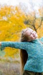 3664435-retrato-de-ni-a-con-las-manos-abiertas-durante-el-oto-o-de-antecedentes-3417edad19c732abf476fcca540f63addbf96b5d