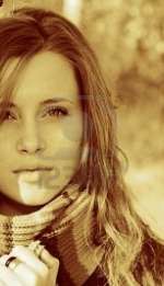 3681094-young-pretty-woman-in-the-autumn-park-5dcd72160902554c39f2048ed9a72be71eab9e7f